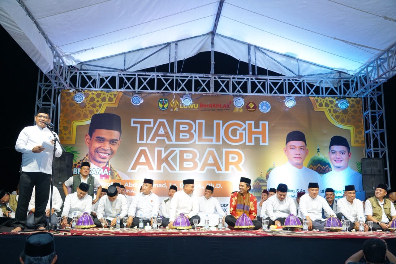 Ribuan Jamaah Padati Lapangan Andi Djemma Belopa, Dzikir dan Tabligh Akbar Bersama Ustadz Abdul SomadRibuan masyarakat memadati Lapangan dan Tribun Andi Djemma Belopa untuk mengikuti Dzikir dan Tabligh Akbar bersama Ustadz Prof. H. Abdul Somad Batubara, Lc., D.E.S.A., Ph.D.,