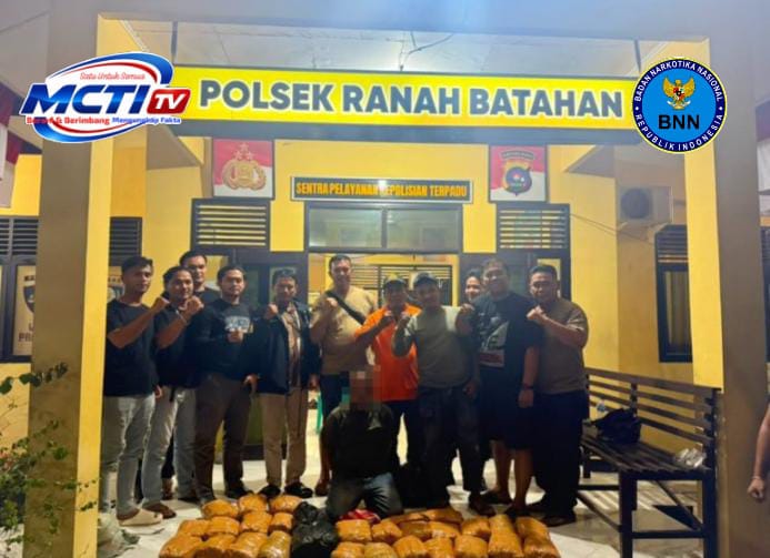 SATUAN RESERSE NARKOBA (Ditresnarkoba) Tim Pasaman Barat”Pasaman Barat, Tim gabungan dari Direktorat Reserse Narkoba (Ditresnarkoba) Polda Sumatera Barat dan Polsek Ranah Batahan Resor Pasaman Barat meringkus seorang pria berinisial JA (46), yang diduga membawa puluhan paket narkotika golongan I jenis ganja kering