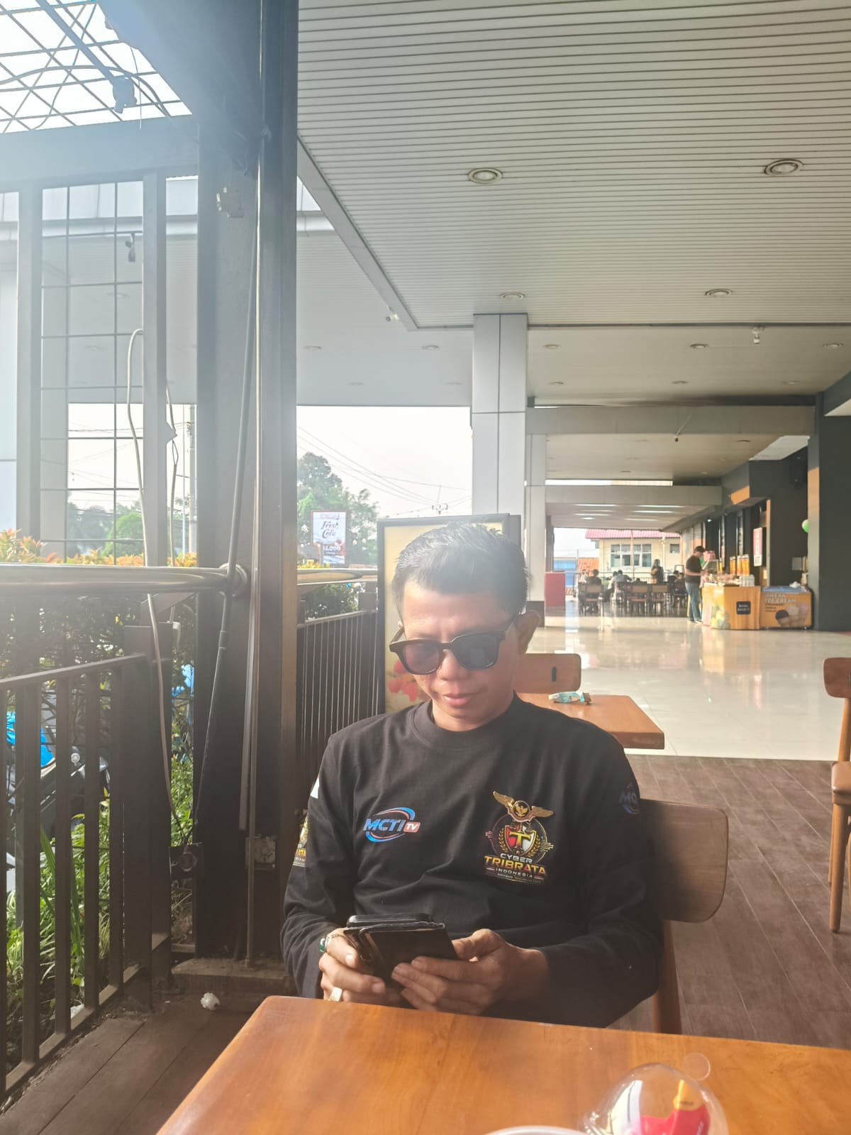 Pasangan Pimpinan Umum dan Pimpinan Redaksi Media Cyber TRIBRATA INDONESIAMedia Cyber TRIBRATA INDONESIA terus menunjukkan komitmennya sebagai media yang independen, menjunjung tinggi supremasi hukum, serta mengedepankan profesionalisme dalam setiap penyajian informasi.Pada momentum Hari Jadi Media Cyber TRIBRATA INDONESIA, sosok Adi Saputra, S.H. selaku Pimpinan Umum sekaligus Pendiri media, bersama Chintya Ajie Palupi, S.H., M.H. selaku Pimpinan Redaksi, menjadi pasangan yang terus berkolaborasi dalam membangun dan mengembangkan media ini.Berkat kerja keras, dedikasi, dan komitmen yang kuat, Media Cyber TRIBRATA INDONESIA telah berhasil terdaftar sebagai media yang mengusung prinsip independen, supremasi hukum, dan profesionalisme. Sinergi antara Adi Saputra, S.H. dan Chintya Ajie Palupi, S.H., M.H. menjadi fondasi penting dalam menghadirkan pemberitaan yang berimbang, akurat, terpercaya, serta bermanfaat bagi masyarakat.Semoga di hari jadinya, Media Cyber TRIBRATA INDONESIA semakin maju, semakin dipercaya publik, serta terus menjadi media yang berintegritas dalam menyuarakan kebenaran, keadilan, dan informasi yang berkualitas bagi Indonesia.