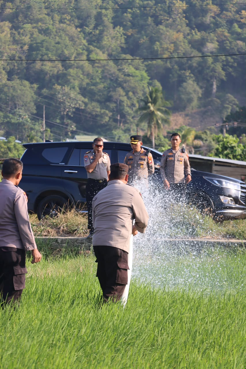 Menjawab Keluhan di Tengah Kekeringan, Kapolres Luwu Turun Membawa Air untuk Petani
