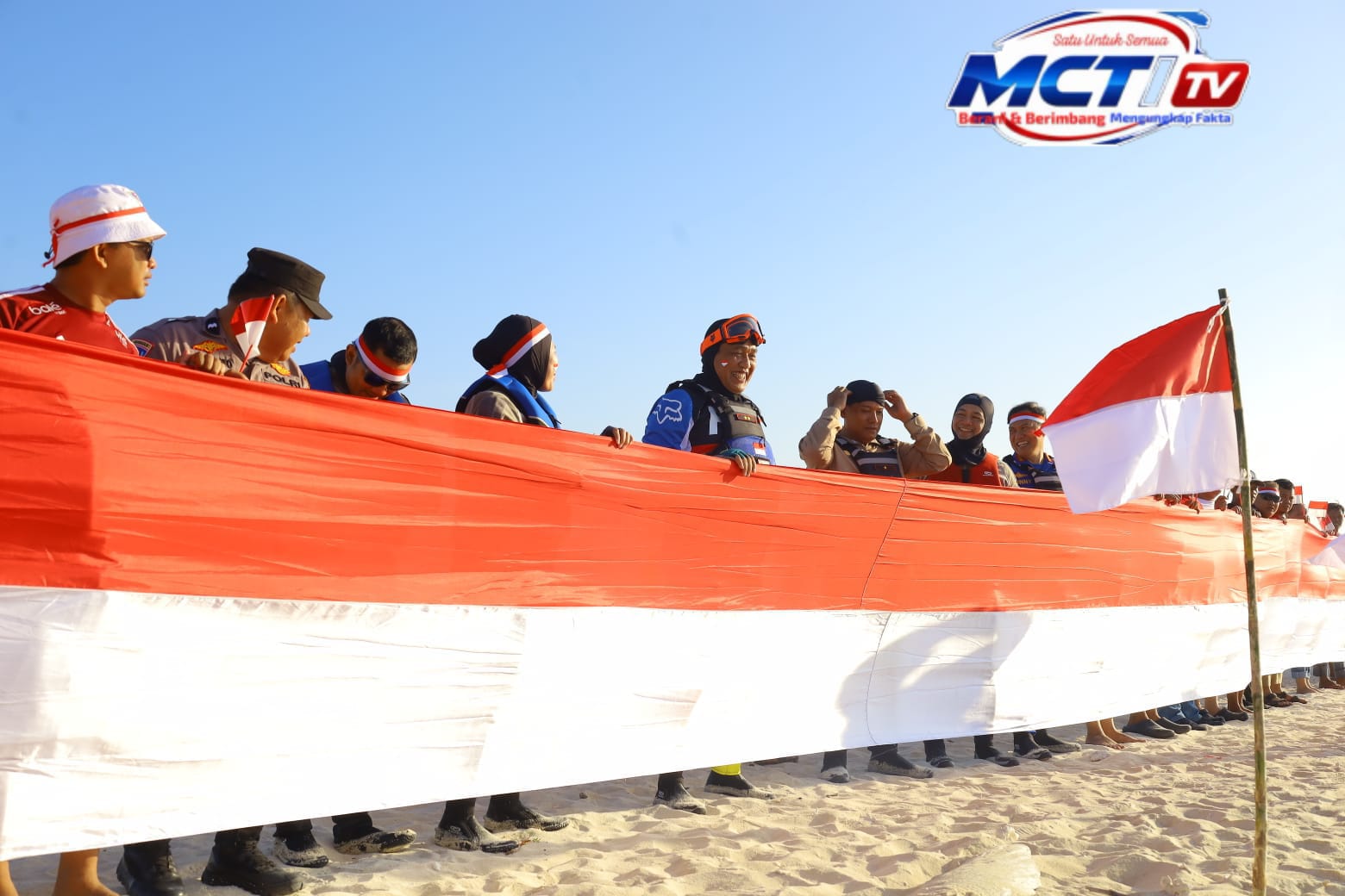 Semarak HUT ke-81 RI, Kapolda Sulsel Kibarkan Bendera Merah Putih di Wilayah Kepulauan Makassar