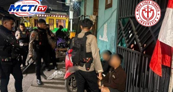 Brimob Polda Metro Jaya Amankan 2 Pemuda Diduga Hendak Tawuran di Lubang Buaya, Celurit Disita