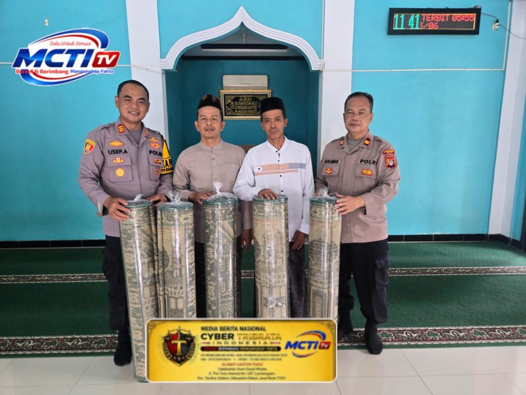 MCTI- GROUP Peduli Tempat Ibadah, Polsek Setu Berikan Bantuan Karpet untuk Musolah Nurul Iman