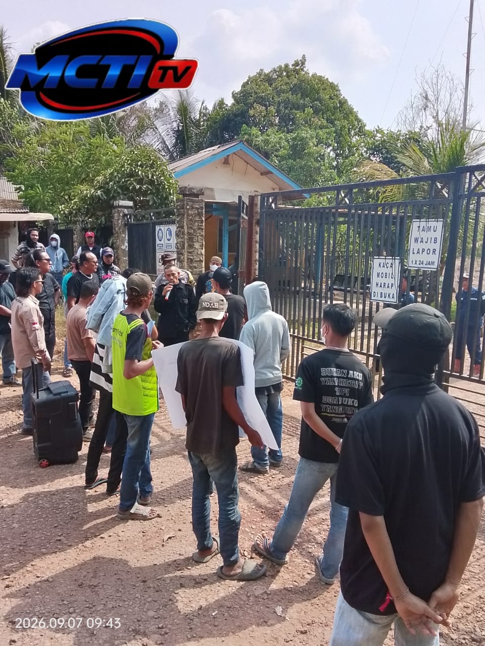 Ratusan Warga Ring Satu Gelar Aksi Damai di PT Lematang Coal Lestari