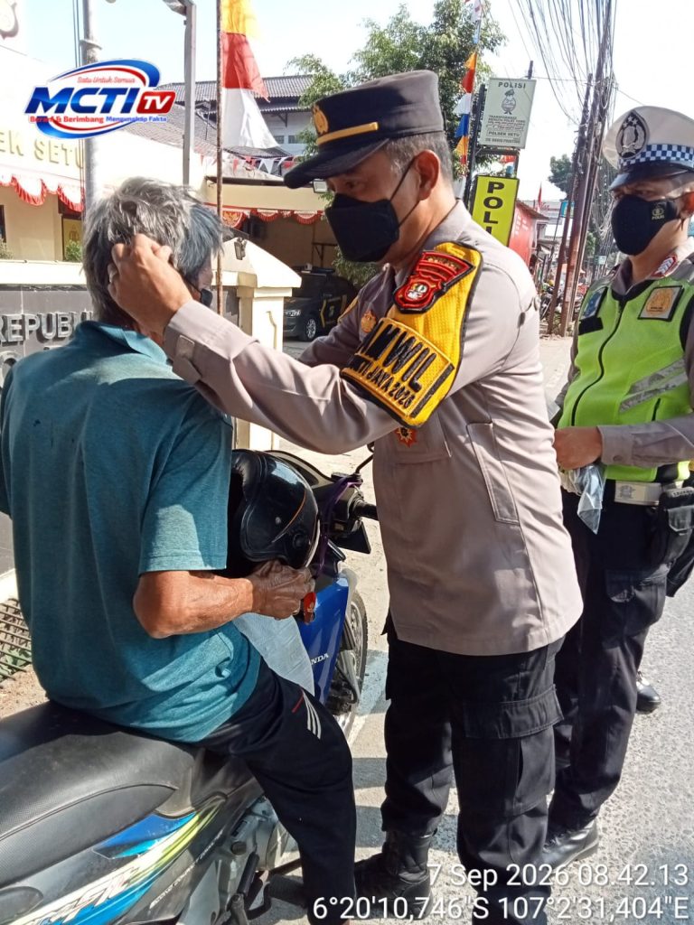 Polsek Setu Hadir di Tengah Masyarakat, 200 Masker Dibagikan untuk Antisipasi Abu Vulkanik