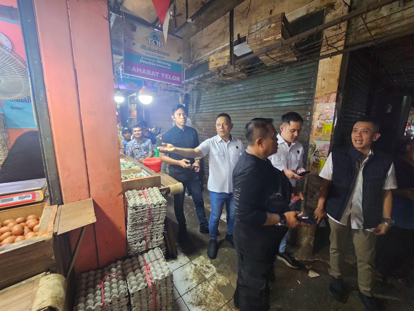 Kabupaten Bekasi – Tim Satuan Tugas (Satgas) Saber Pengendalian Harga Pangan Polres Metro Bekasi melakukan pemantauan harga dan ketersediaan Bahan Pokok Penting di Toko Risky Pasar Tambun, Senin (10-09-2026)