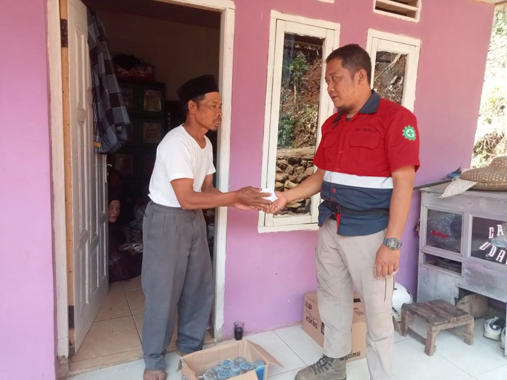 Wujudkan Kepedulian PT Sariak Minera Utami Berikan Bantuan untuk Korban Kebakaran di kampung Cijambe