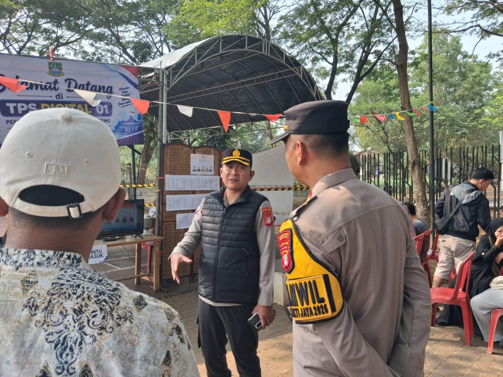 Kapolsek Setu Dampingi Wadir Binmas Polda Metro Jaya Pantau TPS Pilkades Burangkeng