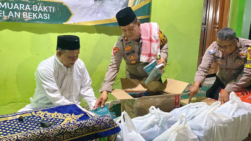 Wujud Kepedulian kepada Santri, Polsek Babelan Serahkan Puluhan Mushaf Al-Qur’an